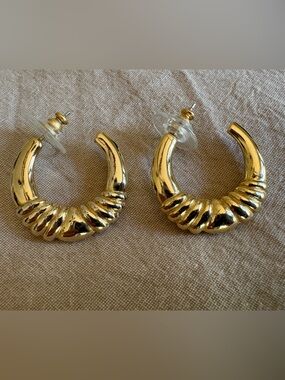 Vintage Gold Ribbed Hoop Earrings - Women's Jewelry